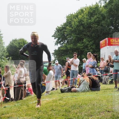 15.06.2025 - 27. Vierlanden-Triathlon KatJ http://msf.ph/oto/8031601 15.06.2025 11:10:17 Schwimmen 789 meine-sportfotos.de