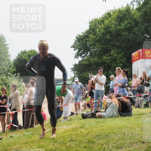 15.06.2025 - 27. Vierlanden-Triathlon KatJ http://msf.ph/oto/8031602 15.06.2025 11:10:17 Schwimmen 789 meine-sportfotos.de