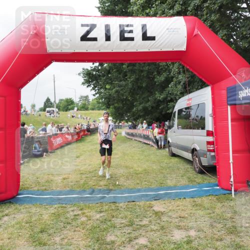 21.06.2025 - 27. Vierlanden-Triathlon MichiJ http://msf.ph/oto/8031605 15.06.2026 12:46:38 Ziel 138 meine-sportfotos.de