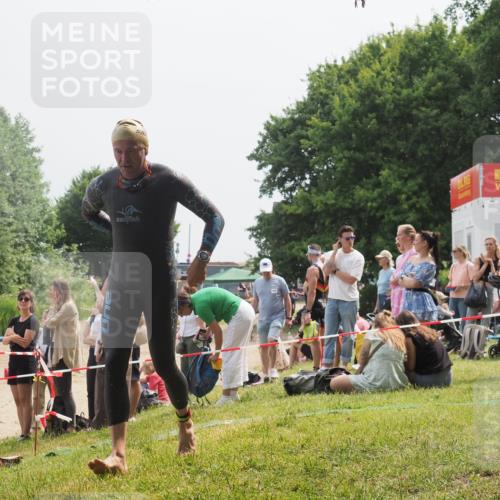 15.06.2025 - 27. Vierlanden-Triathlon KatJ http://msf.ph/oto/8031606 15.06.2025 11:10:17 Schwimmen 789 meine-sportfotos.de