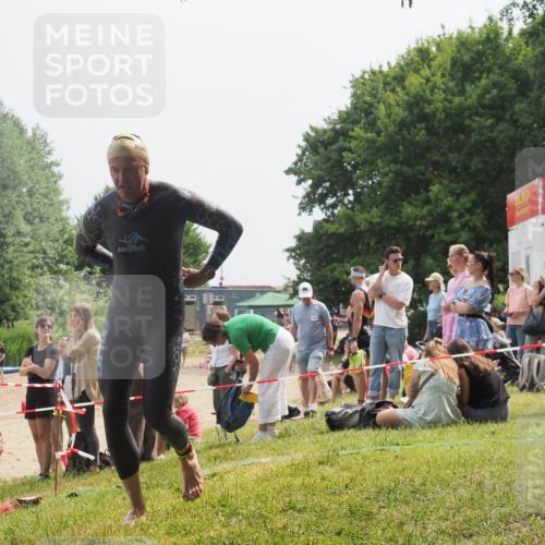 15.06.2025 - 27. Vierlanden-Triathlon KatJ http://msf.ph/oto/8031608 15.06.2025 11:10:17 Schwimmen 789 meine-sportfotos.de