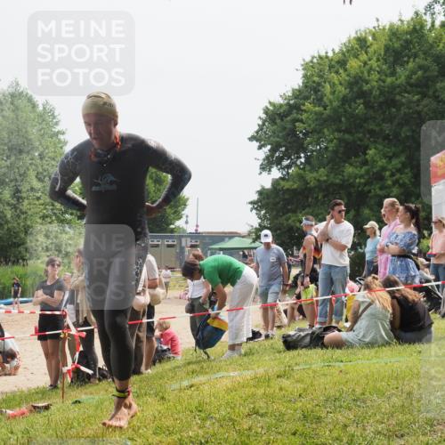 15.06.2025 - 27. Vierlanden-Triathlon KatJ http://msf.ph/oto/8031611 15.06.2025 11:10:17 Schwimmen 789 meine-sportfotos.de