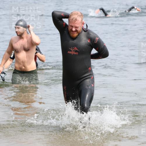 15.06.2025 - 27. Vierlanden-Triathlon Lena Gebhardt http://msf.ph/oto/8031613 15.06.2025 11:11:23 Schwimmen 843 meine-sportfotos.de