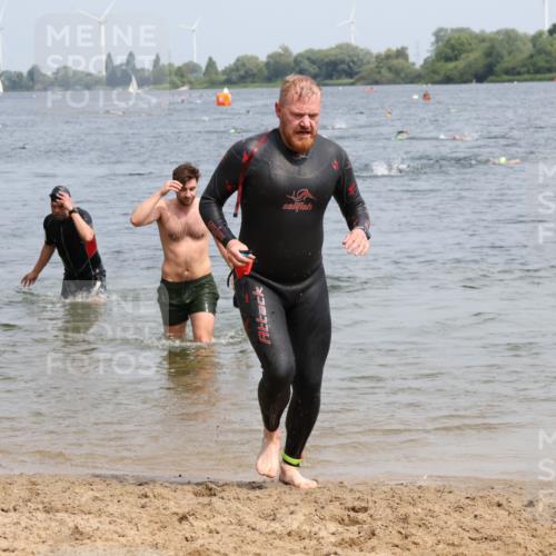 15.06.2025 - 27. Vierlanden-Triathlon Lena Gebhardt http://msf.ph/oto/8031615 15.06.2025 11:11:26 Schwimmen 742, 843 meine-sportfotos.de