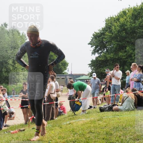 15.06.2025 - 27. Vierlanden-Triathlon KatJ http://msf.ph/oto/8031616 15.06.2025 11:10:17 Schwimmen 789 meine-sportfotos.de