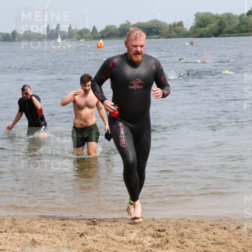 15.06.2025 - 27. Vierlanden-Triathlon Lena Gebhardt http://msf.ph/oto/8031617 15.06.2025 11:11:26 Schwimmen 742, 843 meine-sportfotos.de