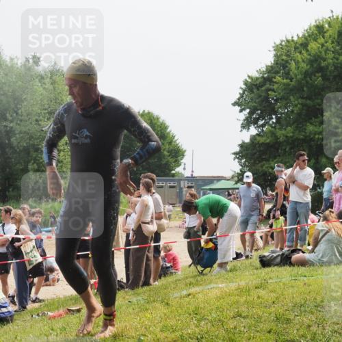 15.06.2025 - 27. Vierlanden-Triathlon KatJ http://msf.ph/oto/8031621 15.06.2025 11:10:17 Schwimmen 789 meine-sportfotos.de