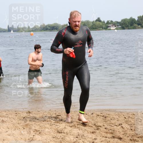 15.06.2025 - 27. Vierlanden-Triathlon Lena Gebhardt http://msf.ph/oto/8031624 15.06.2025 11:11:27 Schwimmen 742, 843 meine-sportfotos.de