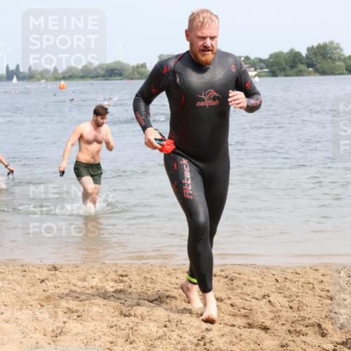 15.06.2025 - 27. Vierlanden-Triathlon Lena Gebhardt http://msf.ph/oto/8031630 15.06.2025 11:11:28 Schwimmen 742, 843 meine-sportfotos.de