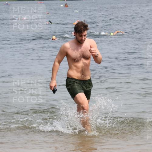 15.06.2025 - 27. Vierlanden-Triathlon Lena Gebhardt http://msf.ph/oto/8031634 15.06.2025 11:11:29 Schwimmen 742, 843 meine-sportfotos.de