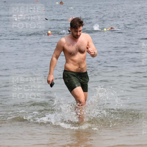 15.06.2025 - 27. Vierlanden-Triathlon Lena Gebhardt http://msf.ph/oto/8031637 15.06.2025 11:11:29 Schwimmen 742, 843 meine-sportfotos.de