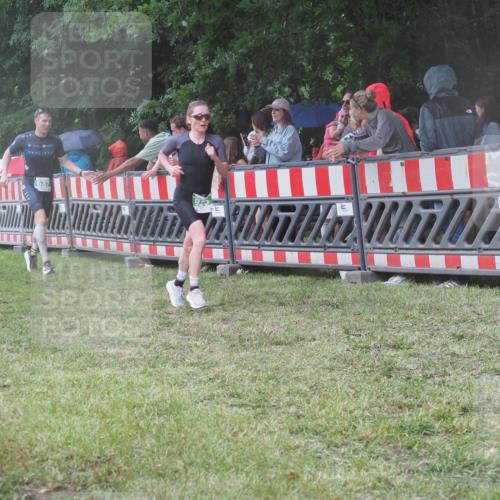 21.06.2025 - 27. Vierlanden-Triathlon KatJ http://msf.ph/oto/8031640 15.06.2025 13:41:06 Ziel 167, 637, 925, 961 meine-sportfotos.de