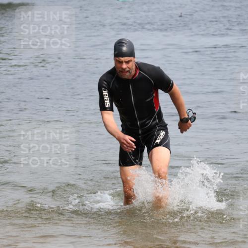 15.06.2025 - 27. Vierlanden-Triathlon Lena Gebhardt http://msf.ph/oto/8031642 15.06.2025 11:11:30 Schwimmen 742, 791, 843 meine-sportfotos.de