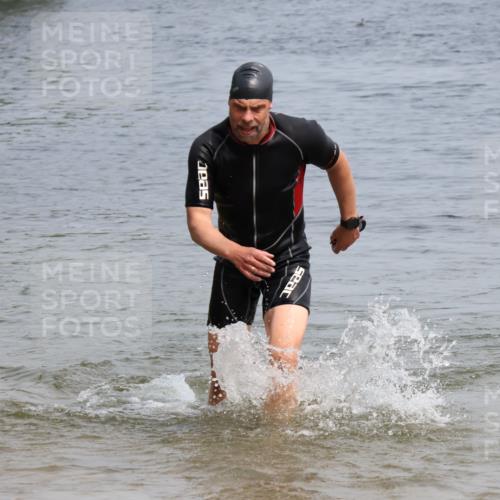15.06.2025 - 27. Vierlanden-Triathlon Lena Gebhardt http://msf.ph/oto/8031644 15.06.2025 11:11:30 Schwimmen 742, 791, 843 meine-sportfotos.de