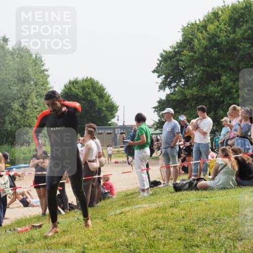 15.06.2025 - 27. Vierlanden-Triathlon KatJ http://msf.ph/oto/8031647 15.06.2025 11:10:35 Schwimmen 772, 953 meine-sportfotos.de