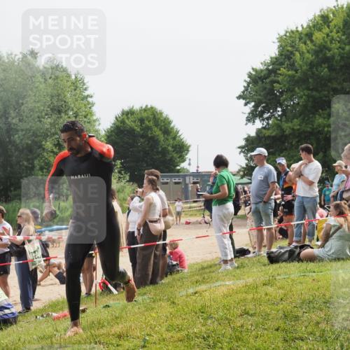 15.06.2025 - 27. Vierlanden-Triathlon KatJ http://msf.ph/oto/8031650 15.06.2025 11:10:35 Schwimmen 772, 953 meine-sportfotos.de