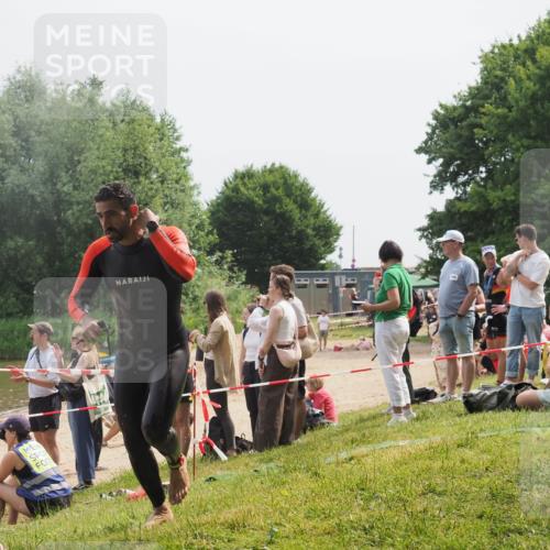 15.06.2025 - 27. Vierlanden-Triathlon KatJ http://msf.ph/oto/8031655 15.06.2025 11:10:35 Schwimmen 772, 953 meine-sportfotos.de