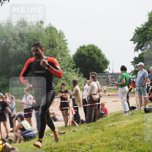 15.06.2025 - 27. Vierlanden-Triathlon KatJ http://msf.ph/oto/8031659 15.06.2025 11:10:35 Schwimmen 772, 953 meine-sportfotos.de