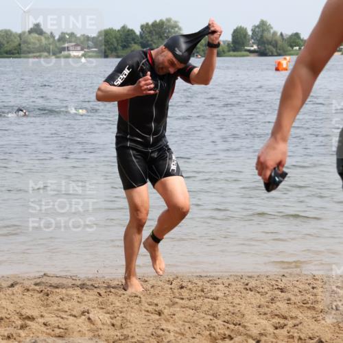 15.06.2025 - 27. Vierlanden-Triathlon Lena Gebhardt http://msf.ph/oto/8031662 15.06.2025 11:11:35 Schwimmen 742, 791, 843 meine-sportfotos.de