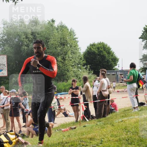 15.06.2025 - 27. Vierlanden-Triathlon KatJ http://msf.ph/oto/8031663 15.06.2025 11:10:35 Schwimmen 772, 953 meine-sportfotos.de