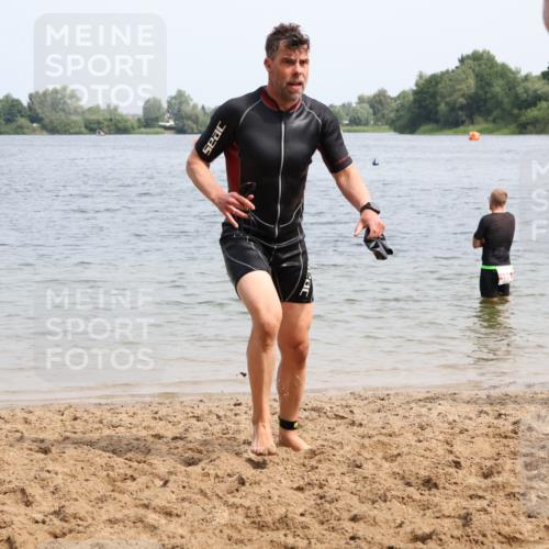 15.06.2025 - 27. Vierlanden-Triathlon Lena Gebhardt http://msf.ph/oto/8031666 15.06.2025 11:11:37 Schwimmen 742, 791, 843 meine-sportfotos.de