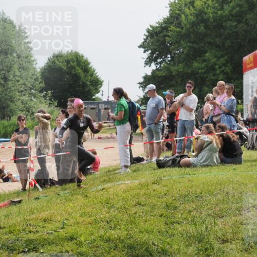 15.06.2025 - 27. Vierlanden-Triathlon KatJ http://msf.ph/oto/8031667 15.06.2025 11:10:38 Schwimmen 772, 953 meine-sportfotos.de
