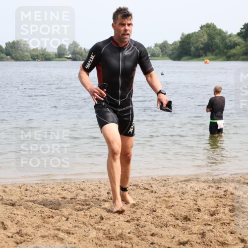15.06.2025 - 27. Vierlanden-Triathlon Lena Gebhardt http://msf.ph/oto/8031670 15.06.2025 11:11:37 Schwimmen 742, 791, 843 meine-sportfotos.de