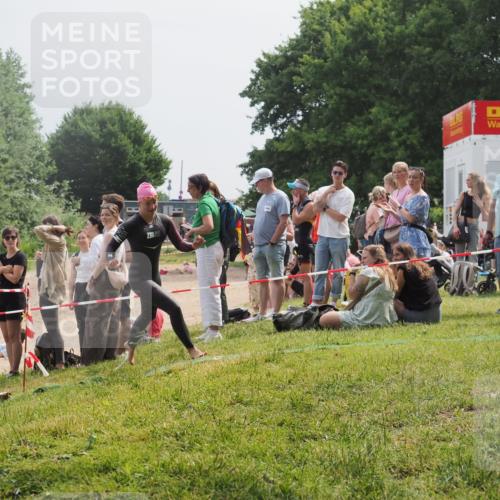 15.06.2025 - 27. Vierlanden-Triathlon KatJ http://msf.ph/oto/8031672 15.06.2025 11:10:38 Schwimmen 772, 953 meine-sportfotos.de