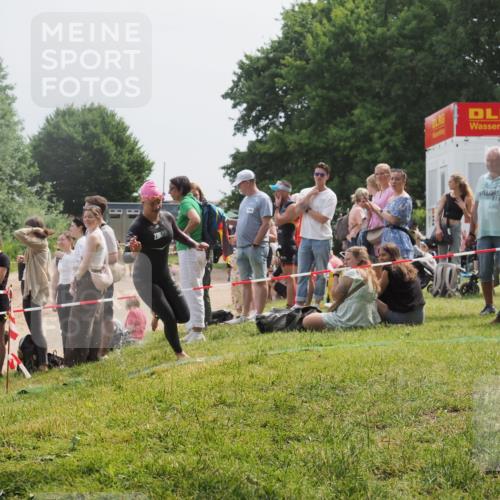 15.06.2025 - 27. Vierlanden-Triathlon KatJ http://msf.ph/oto/8031679 15.06.2025 11:10:38 Schwimmen 772, 953 meine-sportfotos.de