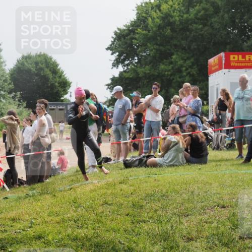 15.06.2025 - 27. Vierlanden-Triathlon KatJ http://msf.ph/oto/8031686 15.06.2025 11:10:39 Schwimmen 772, 953 meine-sportfotos.de