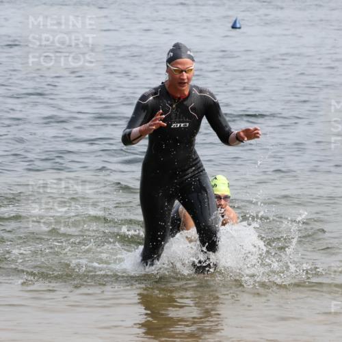 15.06.2025 - 27. Vierlanden-Triathlon Lena Gebhardt http://msf.ph/oto/8031687 15.06.2025 11:11:59 Schwimmen 921, 934 meine-sportfotos.de