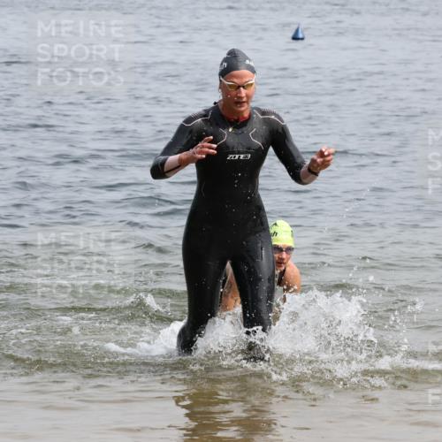 15.06.2025 - 27. Vierlanden-Triathlon Lena Gebhardt http://msf.ph/oto/8031690 15.06.2025 11:11:59 Schwimmen 921, 934 meine-sportfotos.de