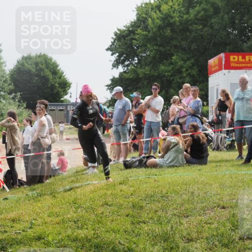 15.06.2025 - 27. Vierlanden-Triathlon KatJ http://msf.ph/oto/8031692 15.06.2025 11:10:39 Schwimmen 772, 953 meine-sportfotos.de
