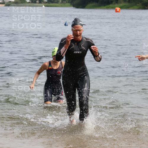 15.06.2025 - 27. Vierlanden-Triathlon Lena Gebhardt http://msf.ph/oto/8031694 15.06.2025 11:11:59 Schwimmen 921, 934 meine-sportfotos.de