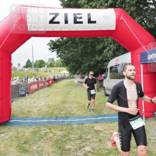 21.06.2025 - 27. Vierlanden-Triathlon MichiJ http://msf.ph/oto/8031696 15.06.2026 12:47:47 Ziel 651, 863 meine-sportfotos.de