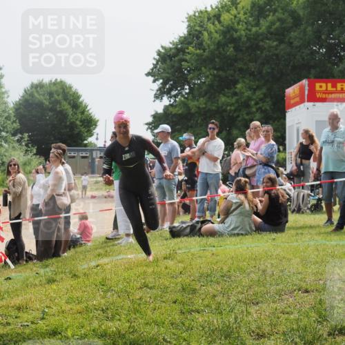 15.06.2025 - 27. Vierlanden-Triathlon KatJ http://msf.ph/oto/8031698 15.06.2025 11:10:39 Schwimmen 772, 953 meine-sportfotos.de