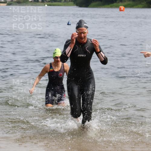 15.06.2025 - 27. Vierlanden-Triathlon Lena Gebhardt http://msf.ph/oto/8031699 15.06.2025 11:12:00 Schwimmen 921, 934 meine-sportfotos.de