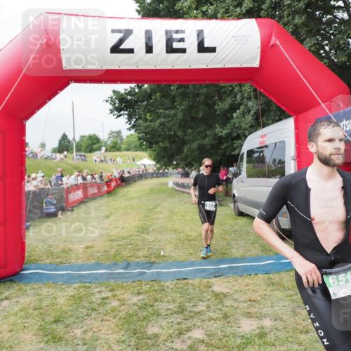 21.06.2025 - 27. Vierlanden-Triathlon MichiJ http://msf.ph/oto/8031702 15.06.2026 12:47:47 Ziel 651, 863 meine-sportfotos.de