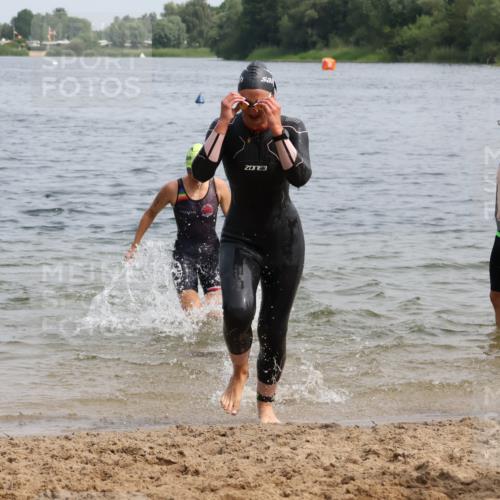 15.06.2025 - 27. Vierlanden-Triathlon Lena Gebhardt http://msf.ph/oto/8031705 15.06.2025 11:12:00 Schwimmen 921, 934 meine-sportfotos.de