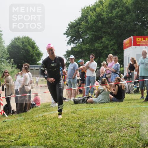 15.06.2025 - 27. Vierlanden-Triathlon KatJ http://msf.ph/oto/8031706 15.06.2025 11:10:39 Schwimmen 772, 953 meine-sportfotos.de