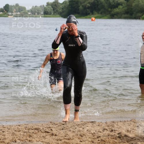 15.06.2025 - 27. Vierlanden-Triathlon Lena Gebhardt http://msf.ph/oto/8031711 15.06.2025 11:12:01 Schwimmen 921, 934 meine-sportfotos.de