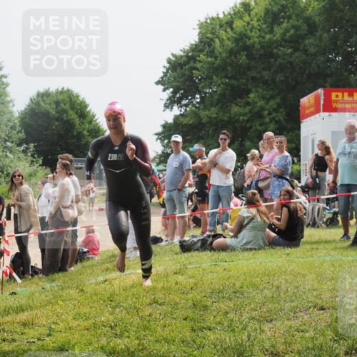 15.06.2025 - 27. Vierlanden-Triathlon KatJ http://msf.ph/oto/8031712 15.06.2025 11:10:39 Schwimmen 772, 953 meine-sportfotos.de