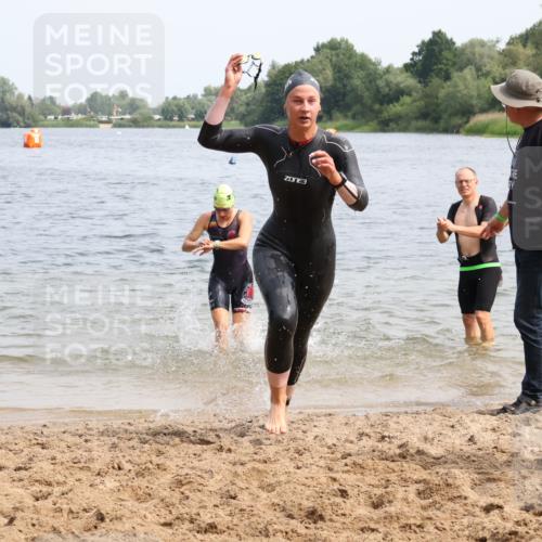15.06.2025 - 27. Vierlanden-Triathlon Lena Gebhardt http://msf.ph/oto/8031713 15.06.2025 11:12:01 Schwimmen 921, 934 meine-sportfotos.de