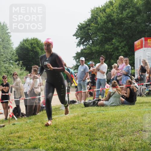 15.06.2025 - 27. Vierlanden-Triathlon KatJ http://msf.ph/oto/8031717 15.06.2025 11:10:40 Schwimmen 772, 953 meine-sportfotos.de