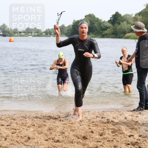 15.06.2025 - 27. Vierlanden-Triathlon Lena Gebhardt http://msf.ph/oto/8031719 15.06.2025 11:12:01 Schwimmen 921, 934 meine-sportfotos.de