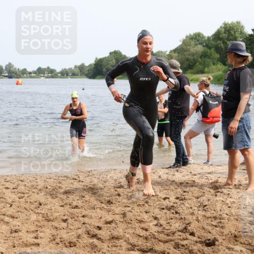 15.06.2025 - 27. Vierlanden-Triathlon Lena Gebhardt http://msf.ph/oto/8031724 15.06.2025 11:12:02 Schwimmen 785, 921, 934 meine-sportfotos.de