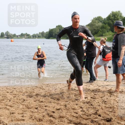 15.06.2025 - 27. Vierlanden-Triathlon Lena Gebhardt http://msf.ph/oto/8031725 15.06.2025 11:12:02 Schwimmen 785, 921, 934 meine-sportfotos.de