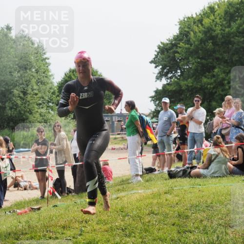 15.06.2025 - 27. Vierlanden-Triathlon KatJ http://msf.ph/oto/8031727 15.06.2025 11:10:40 Schwimmen 772, 953 meine-sportfotos.de