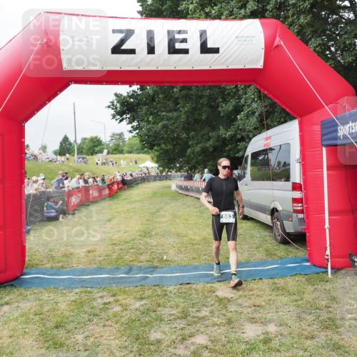 21.06.2025 - 27. Vierlanden-Triathlon MichiJ http://msf.ph/oto/8031729 15.06.2026 12:47:48 Ziel 651, 863 meine-sportfotos.de