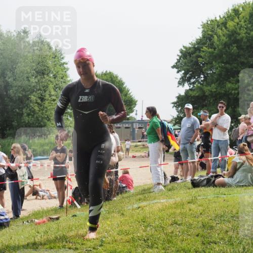 15.06.2025 - 27. Vierlanden-Triathlon KatJ http://msf.ph/oto/8031732 15.06.2025 11:10:40 Schwimmen 772, 953 meine-sportfotos.de